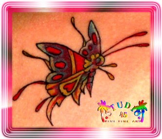 Bunter Schmetterling Kunstvoll umrahmt Tattoo Recklinghausen STUDIO 45
